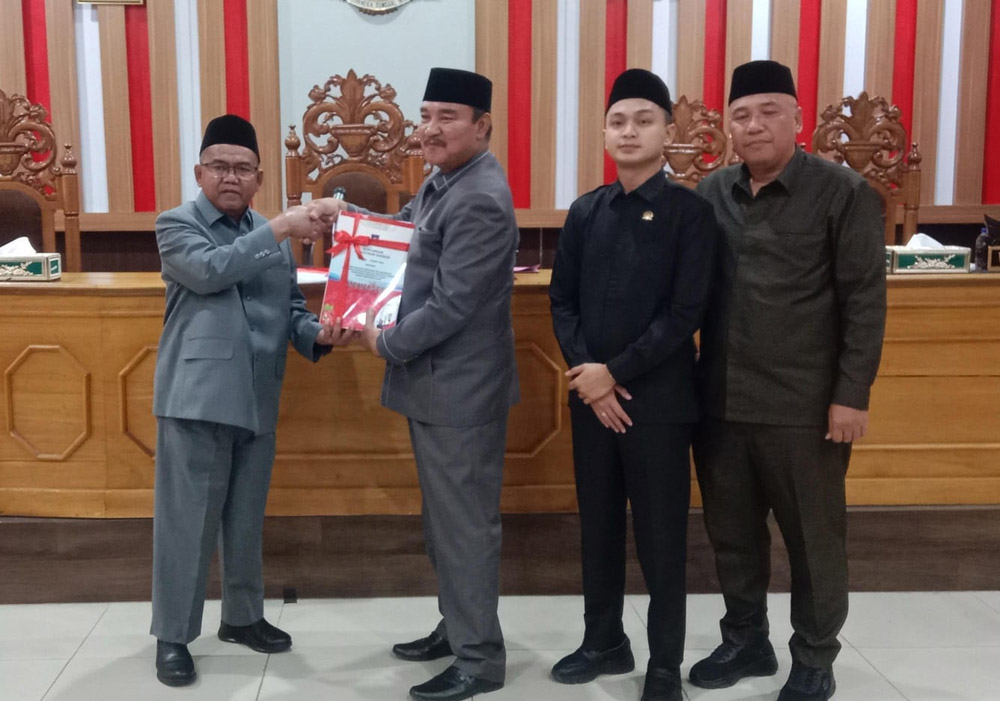 Sidang Paripurna DPRD, Wabup Sumarno Serahkan Nota Pengantar Raperda APBD 2025