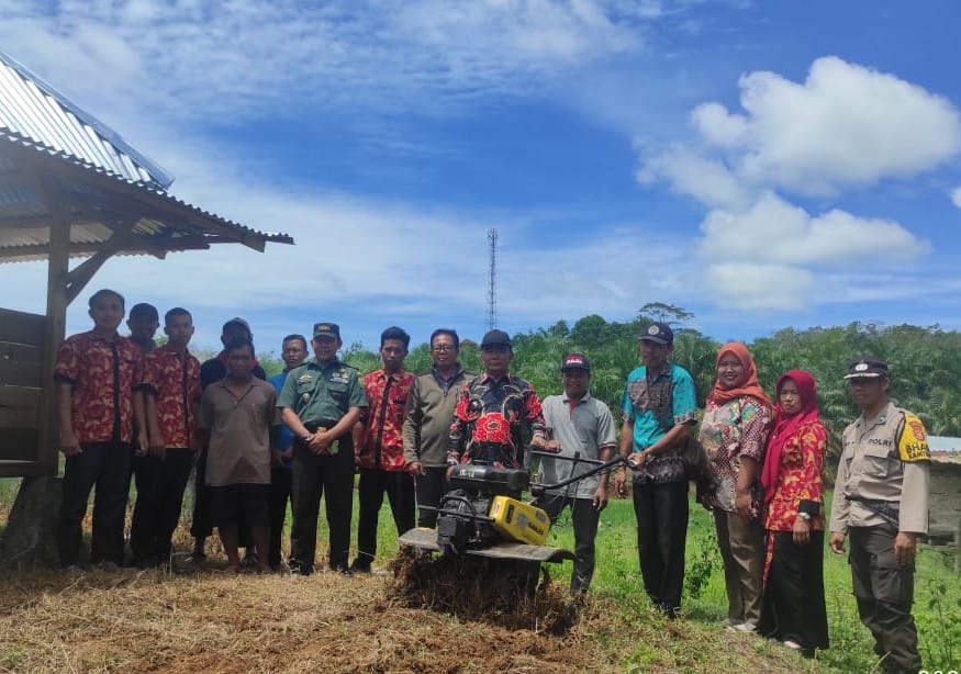 Pemdes Bukit Tinggi Salurkan BLT-DD dan Realisasikan Mesin Cultivator untuk Program Ketahanan Pangan TA 2023