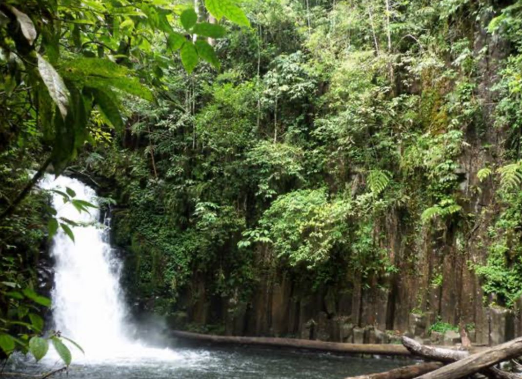 Salah Satu Peninggalan Zaman Prasejarah, Ini Pesona Air Terjun Batu Betiang