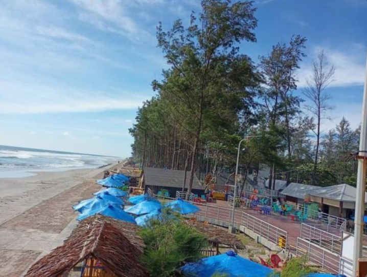 Kulineran Sambil Menikmati Indahnya Sunset di Pantai Pasir Putih Bengkulu