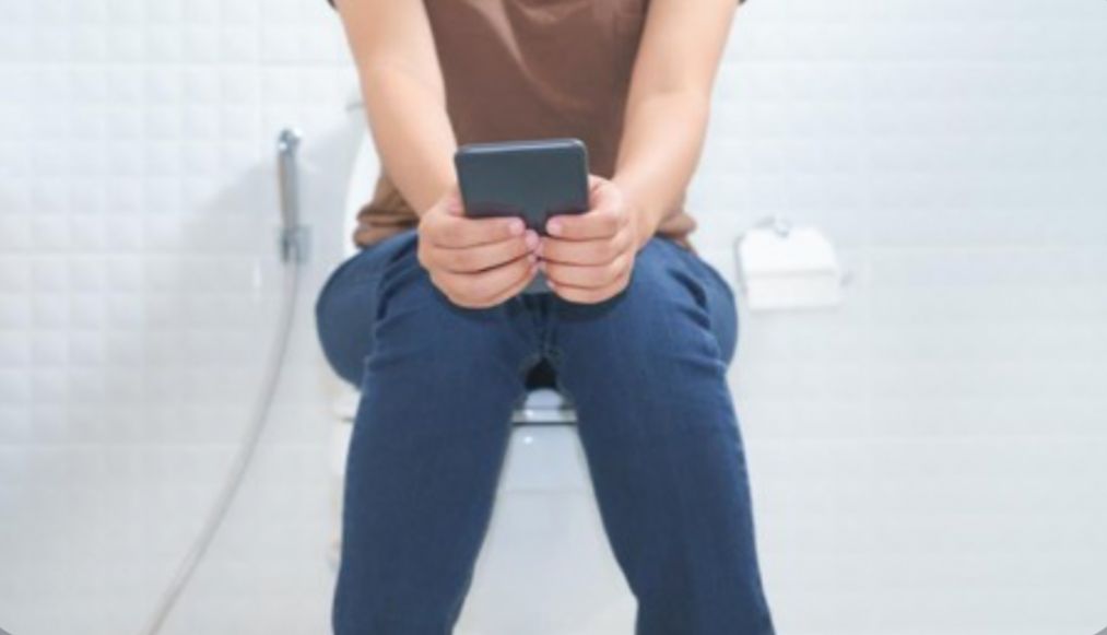 Jangan Main HP Saat BAB, Bikin Rentan Tertular Penyakit