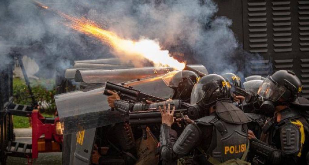 Kenapa Terkena Gas Air Mata Terasa Perih? Ini Cara Mengatasinya