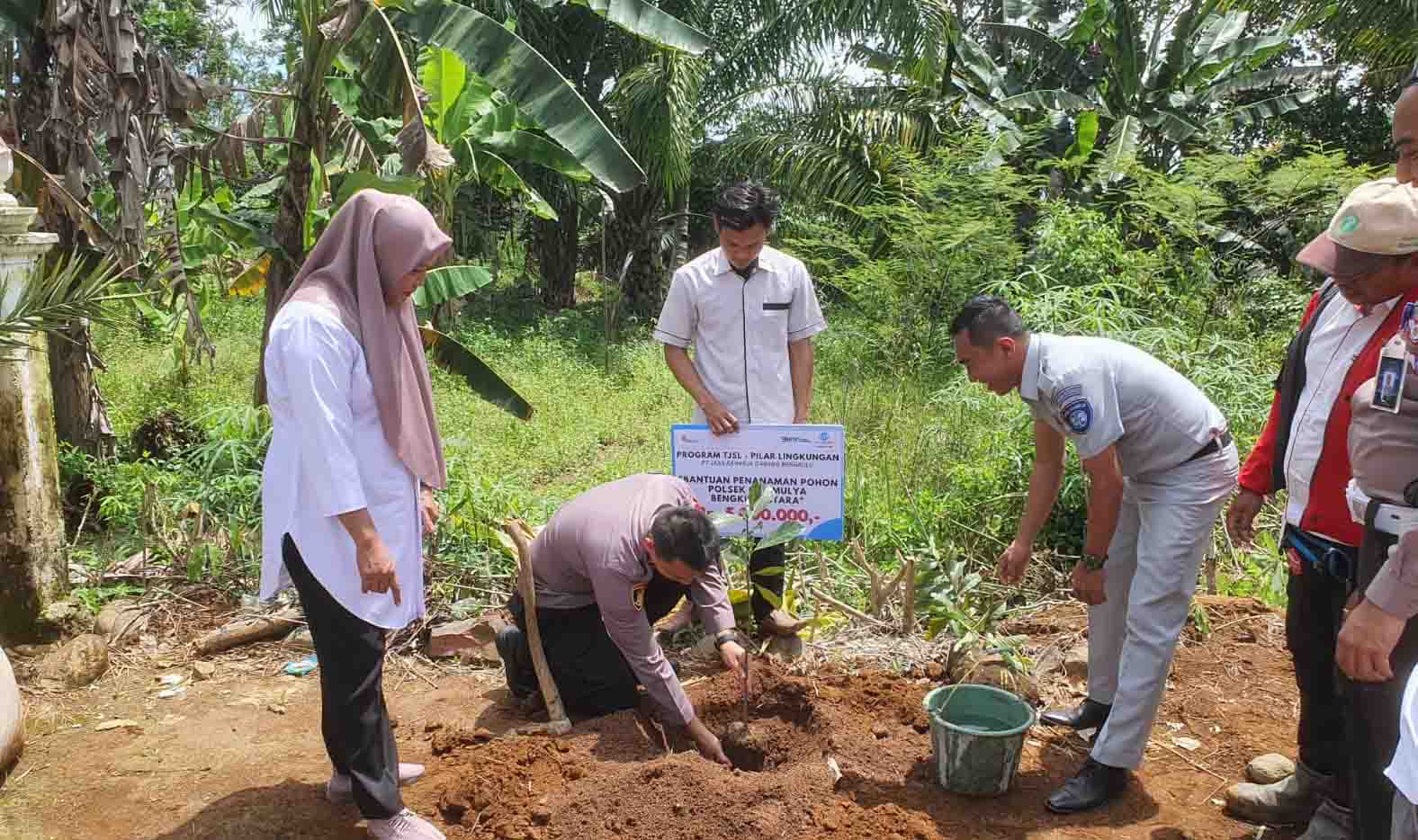 Peduli Lingkungan, Polisi Tanam Pohon di Suka Mulya