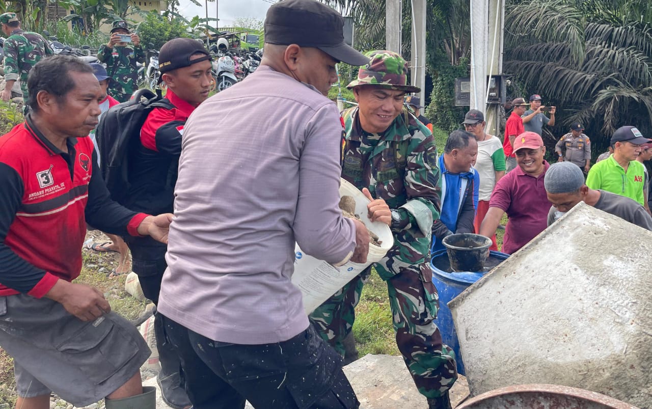 TNI-Polri dan Masyarakat Melebur Jadi Satu Laksanakan Karya Bakti Gotong Royong Bangun Masjid Al-Muktarim