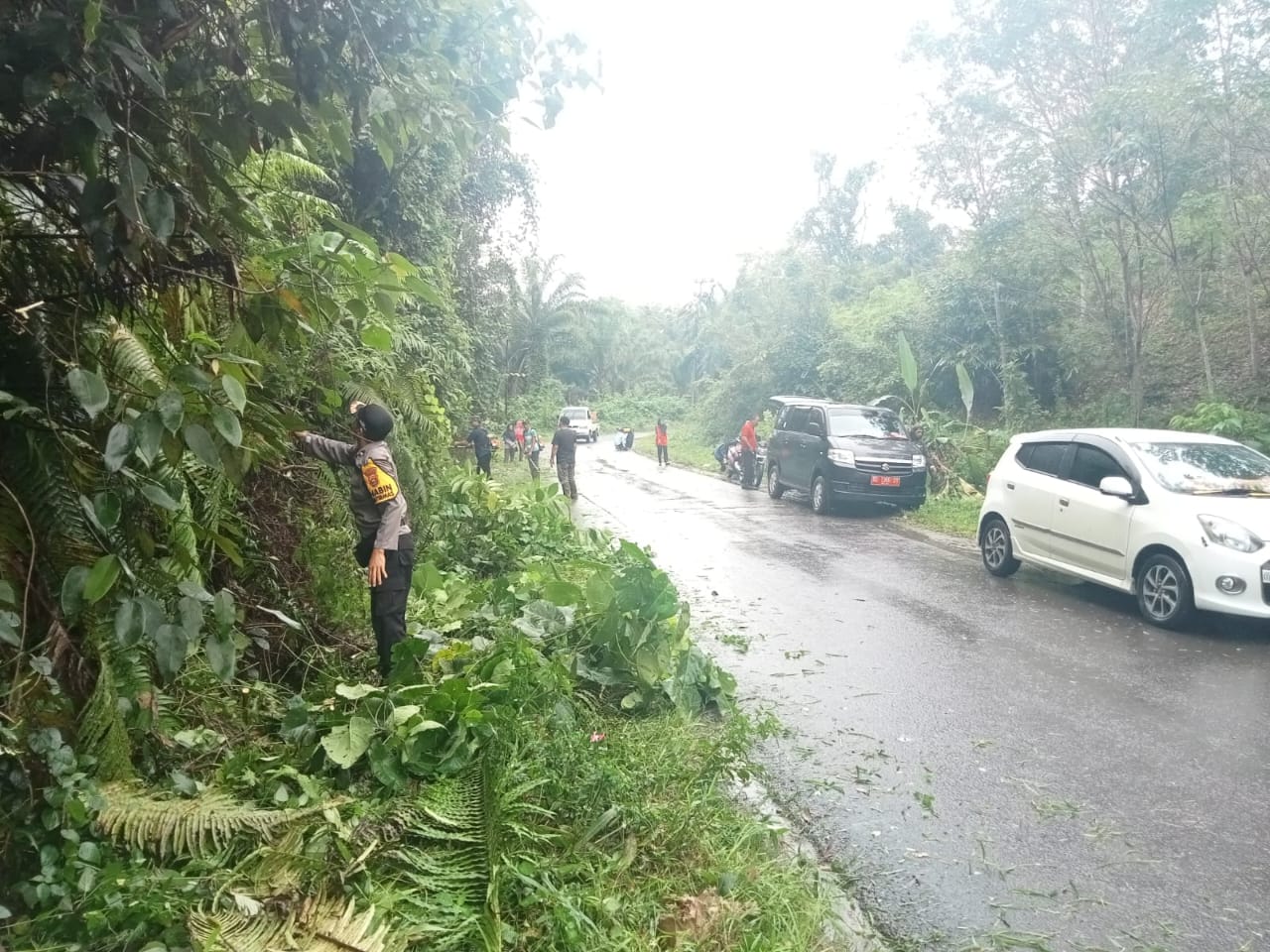 Hindari Laka, Polisi dan Warga Sterilkan Bahu Jalan