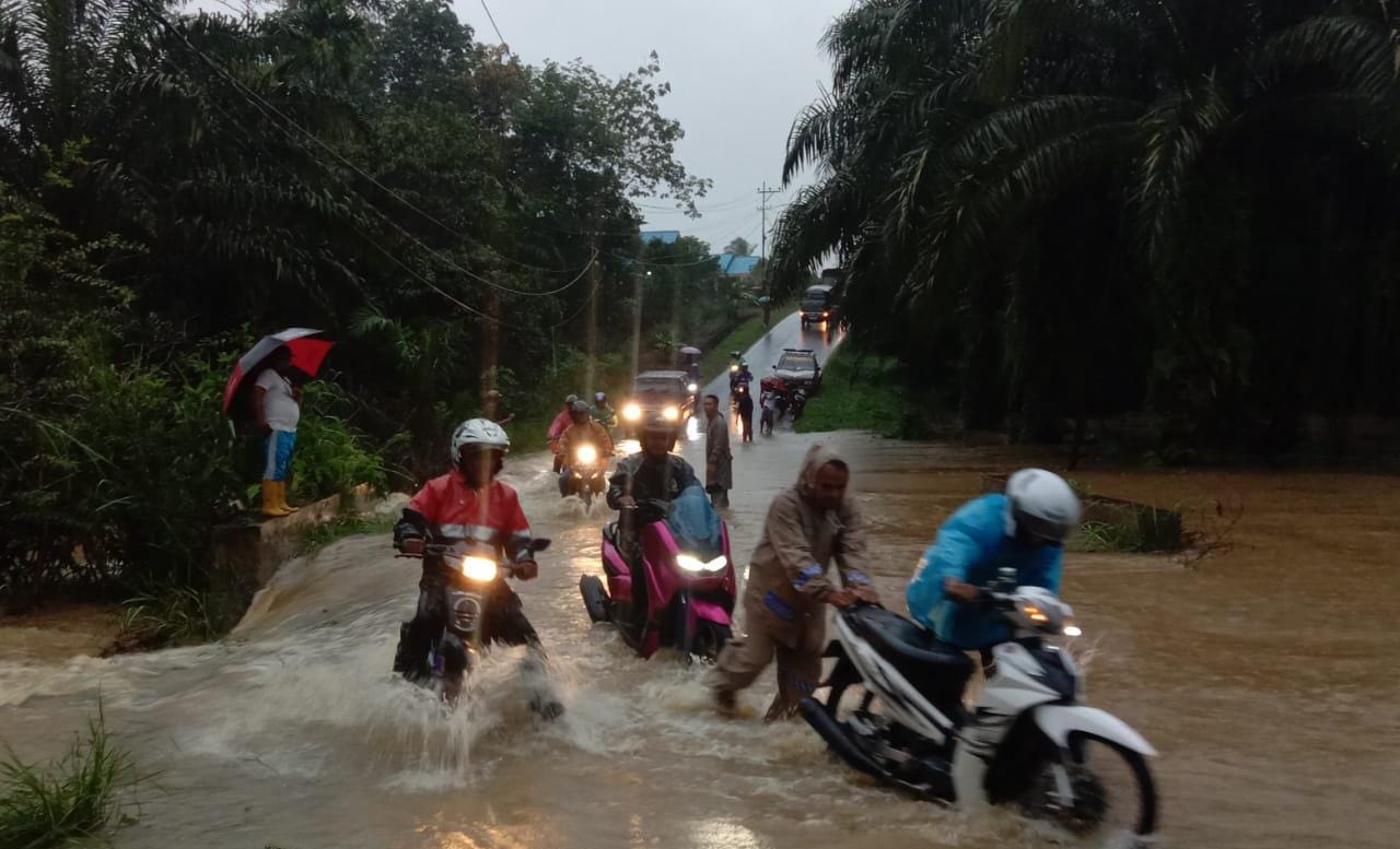 Banjir Genangi Ruas Jalan Padang Jaya, Polisi Bantu Warga Dorong Motor