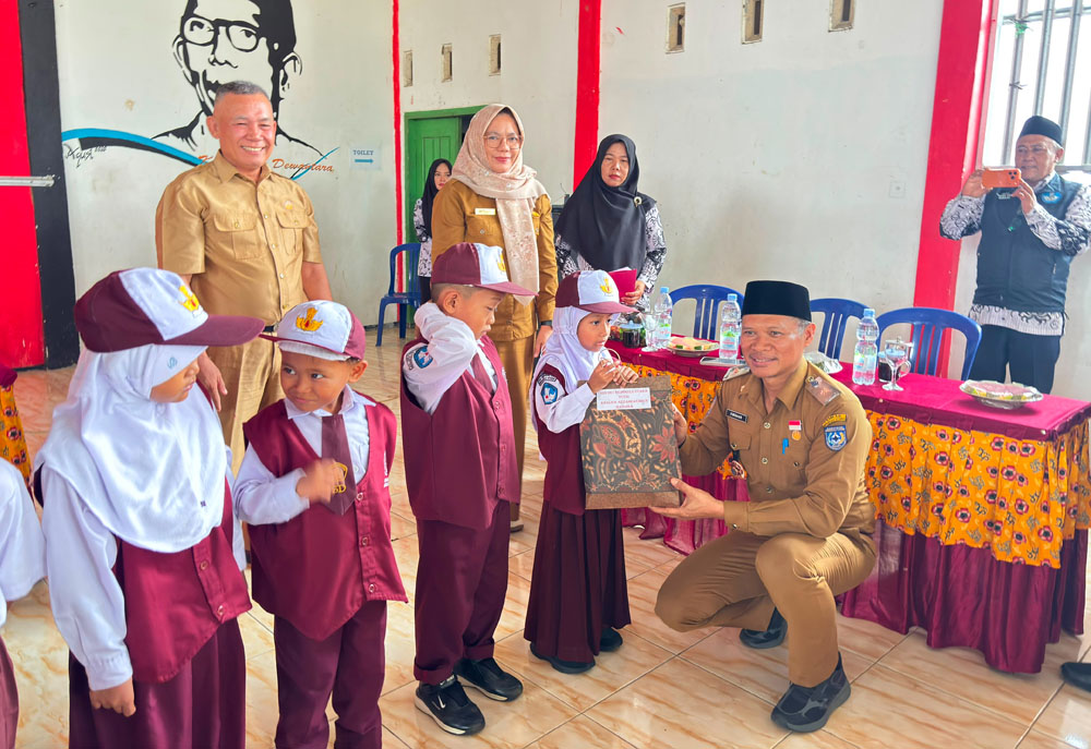 Kepsek Dilarang Intervensi Pengadaan Seragam Tapi Boleh Rekomendasikan Penjahit