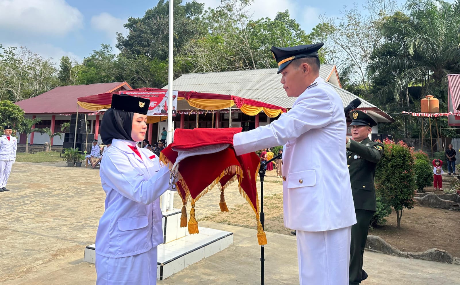 Jadi Inspektur Upacara HUT RI ke-79, Camat Batik Nau Tekankan Persatuan dan Kesatuan