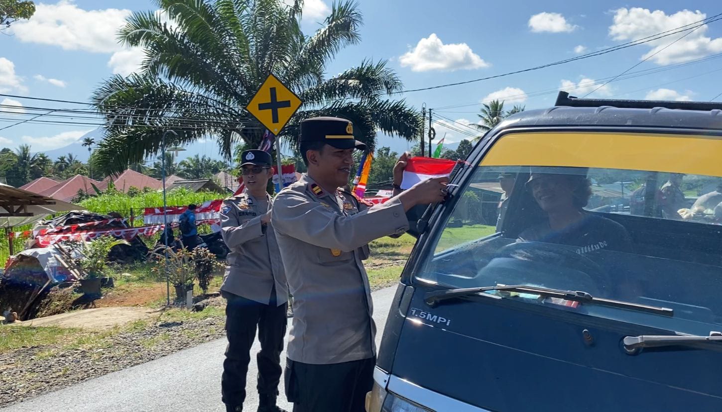 Jelang HUT RI, Polsek Padang Jaya Bagikan Bendera Merah Putih Gratis 