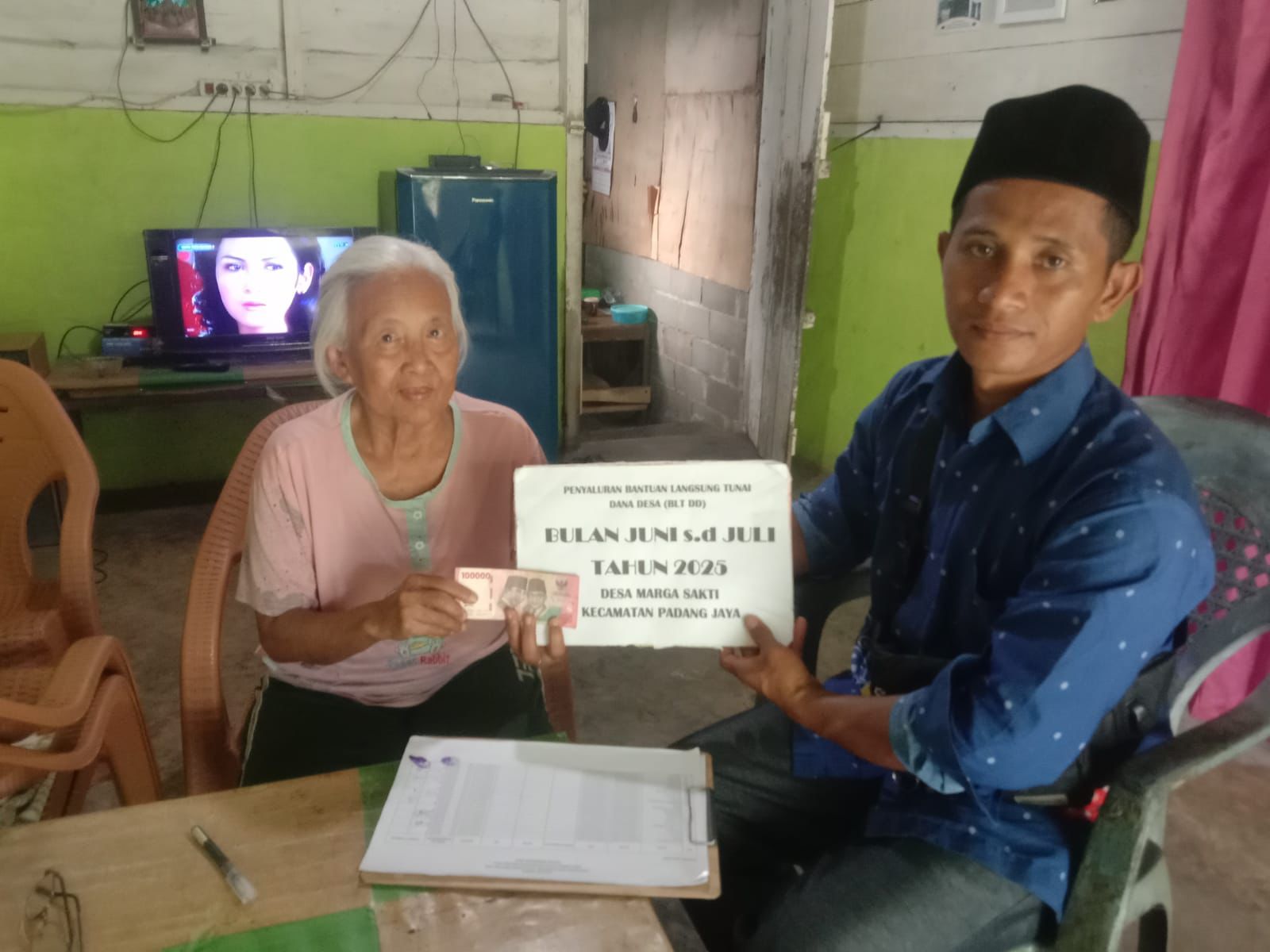 Prioritas Lansia, Pemdes Marga Sakti Kembali Salurkan BLT Bulan Agustus dan September 
