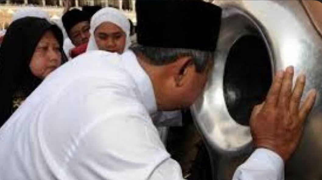 Beruntung! Ini Keutamaan Mencium Hajar Aswad Bagi Umat Islam