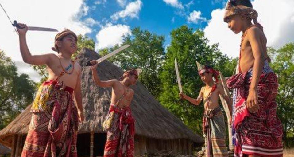 Bikin Ngilu, Bukan dengan Gunting Namun Pria di Suku Ini Disunat Pakai Bambu