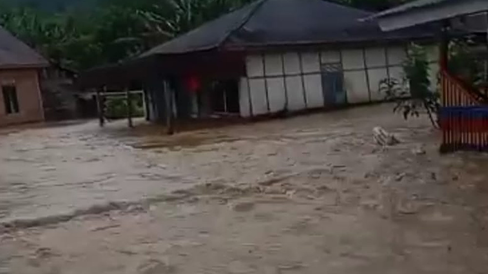 Banjir Setinggi Pinggang Terjadi di Desa Ketenong II, Warga: Air Naik Sangat Cepat