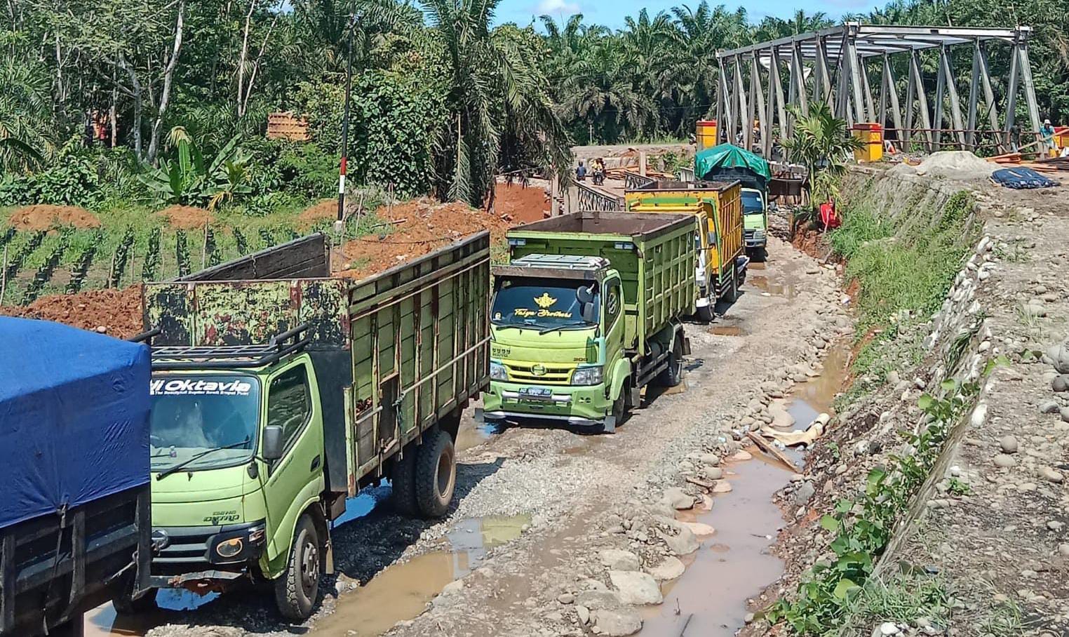 Jalan Darurat Hancur, Puluhan Sopir Keluhkan Antrean Kendaraan di Lokasi Perbaikan Jembatan Air Limas