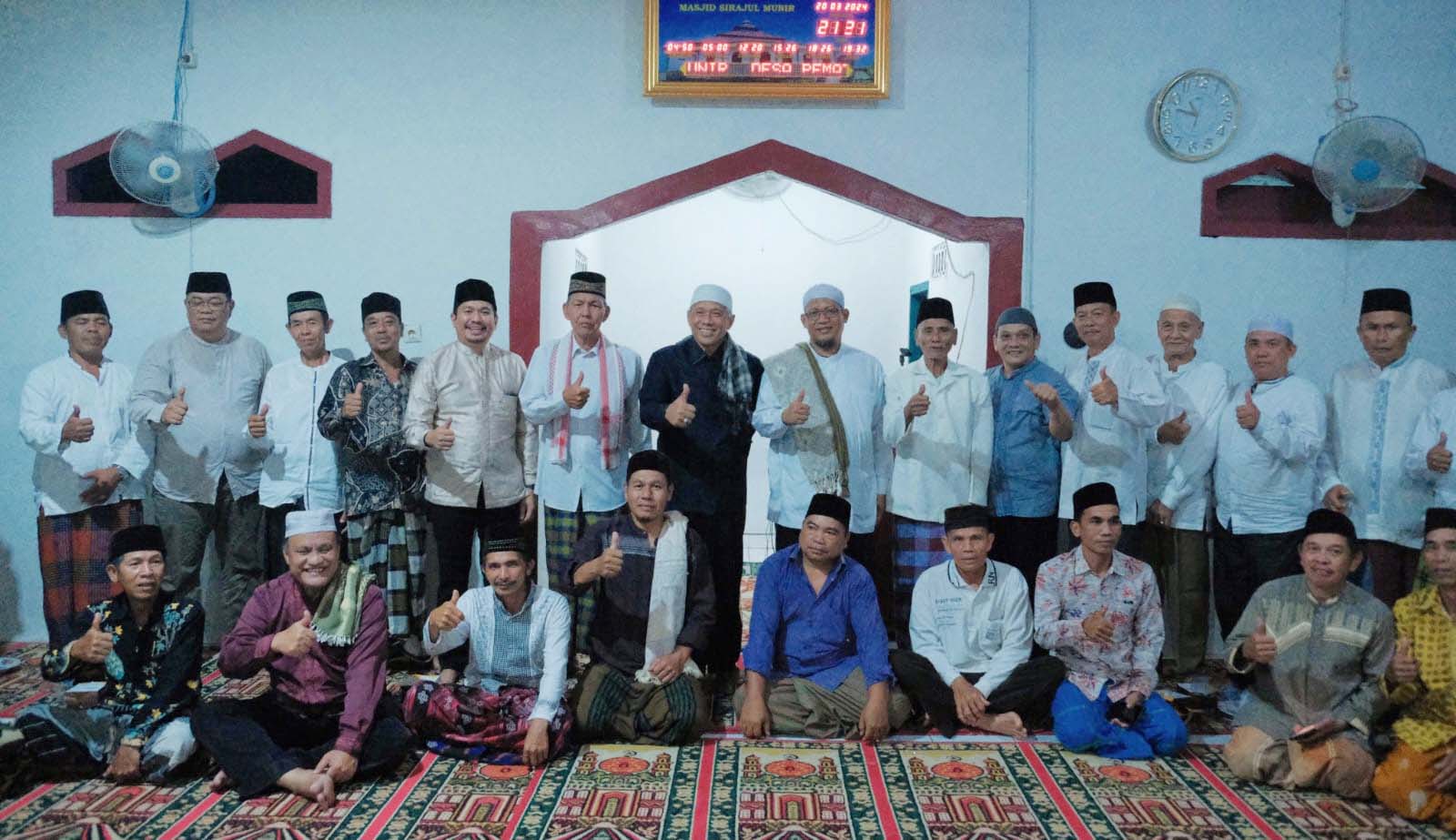 Safari ke Desa Leluhur, Jamaah Solat Tarawih Minta Arie Maju jadi Bupati