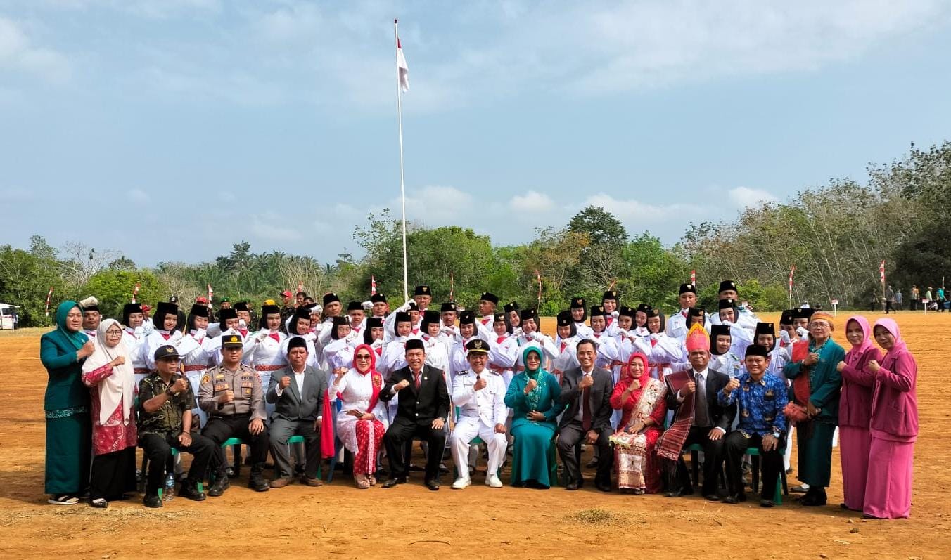 Camat dan Kapolsek Jadi Irup, Pengibaran Bendera  HUT RI ke 79 di Pinang Raya Sukses