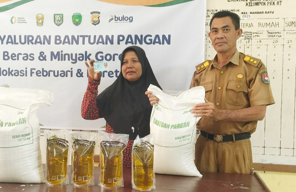 318 Keluarga di Banda Ratu Terima Bantuan Beras dan Minyak Goreng