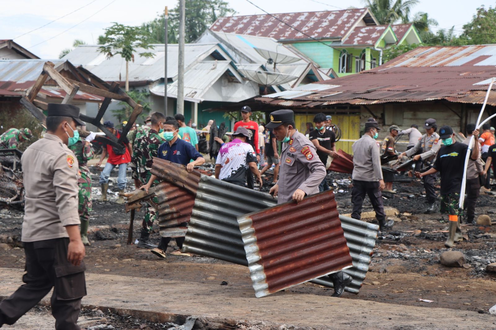 Gotong-royong, TNI dan Polri Bergerak Bersihkan Puing Sisa Kebakaran di Pasar Sido Mukti 