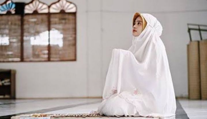 Untuk Wanita, Sholat Tidak Menutup Bawah Dagu Jadi Tidak Sah? Begini Kata Ustadz Abdul Somad