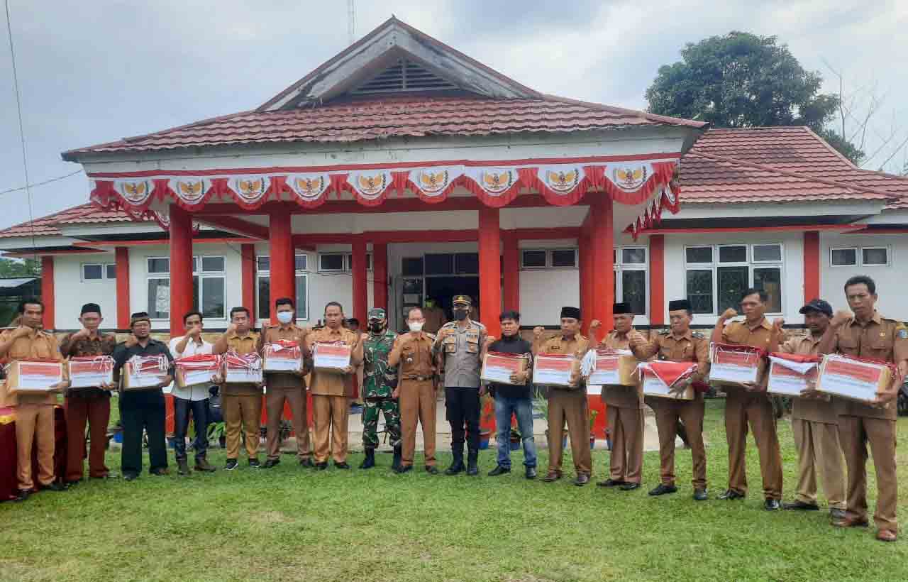 Gandeng Polsek dan Koramil, 100 Bendera Merah Putih Dibagikan di Hulu Palik