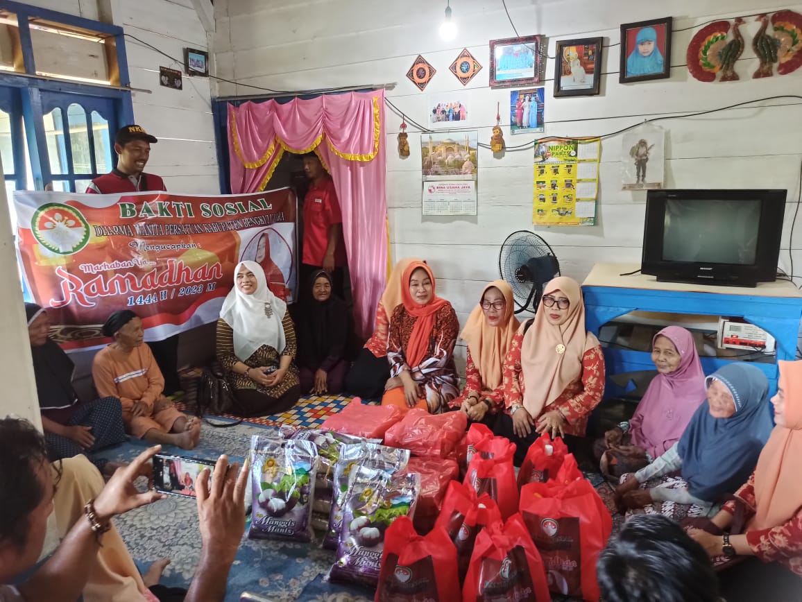 Jelang Lebaran, Ny Eko Bersama DWP Berbagi Kebahagiaan dengan Warga Padang Jaya 