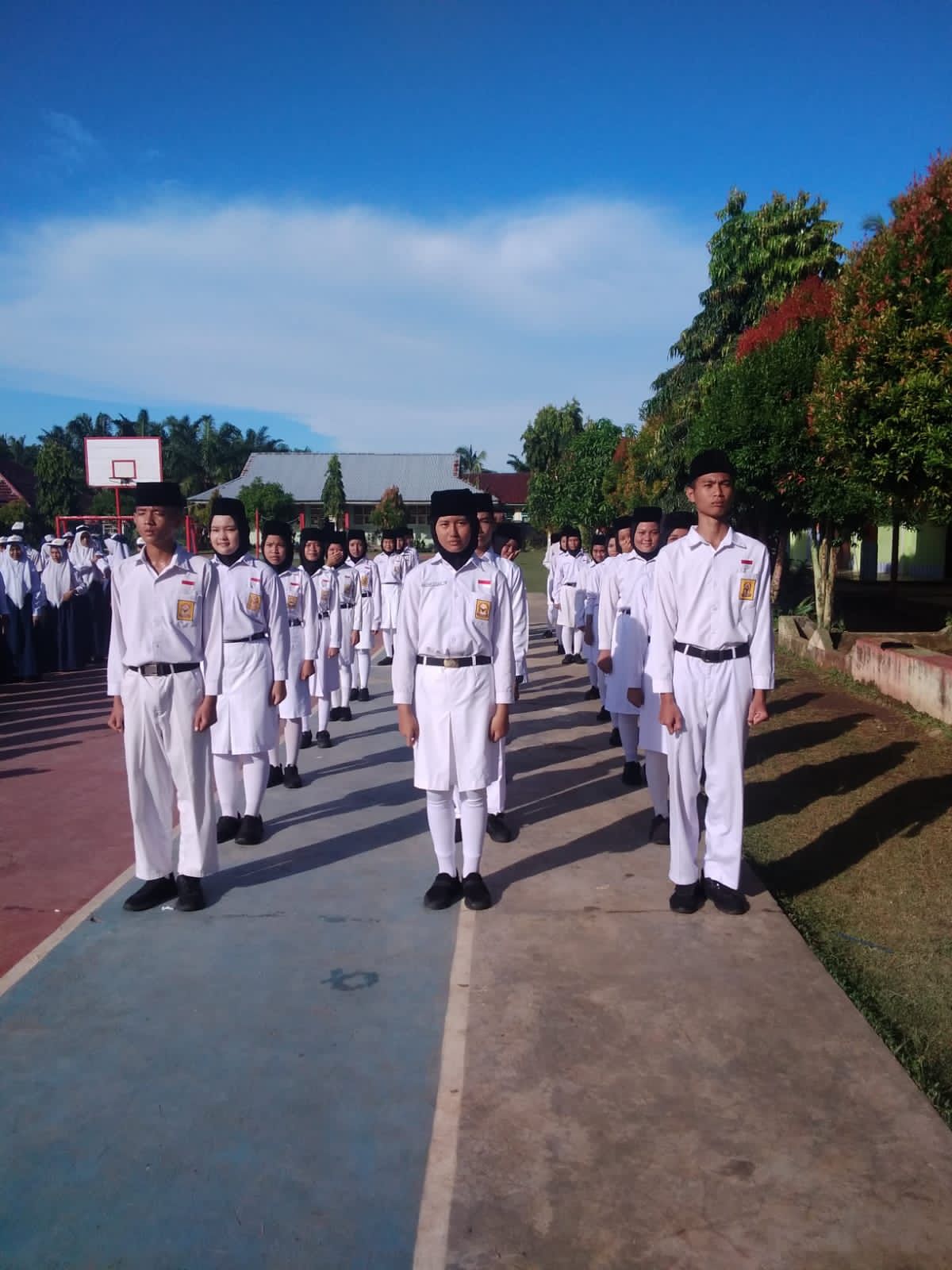 Kemeriahan Siswa SMPN 6 BU Peringati HUT RI ke-77