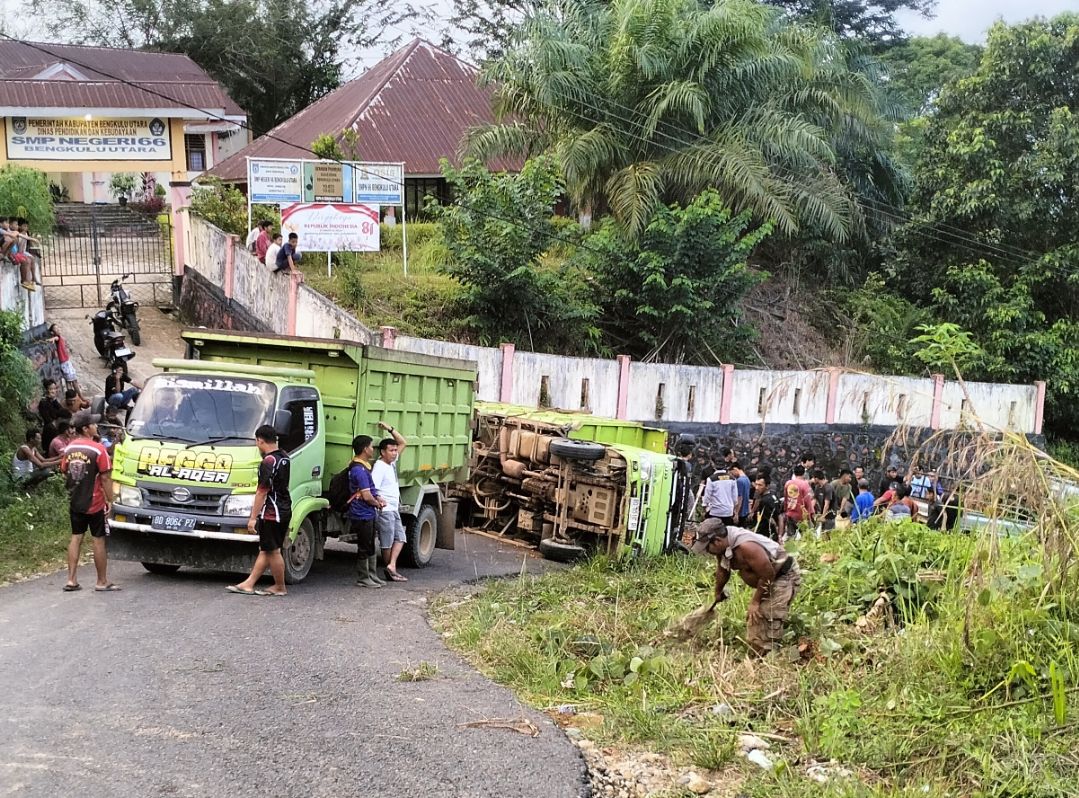 DPRD dan Camat Dorong Pelebaran Jalan Rawan Kecelakaan di Depan SMPN 66 BU