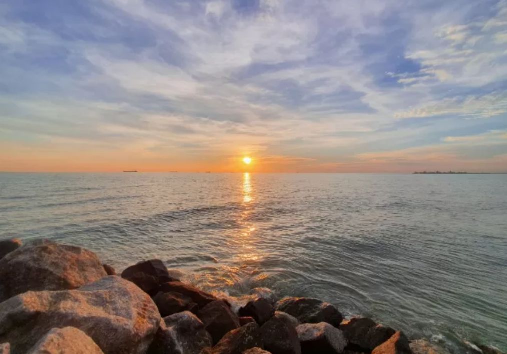 Karang Nyerbu, Pantai di Perbatasan Bengkulu dan Lampung yang Wajib Dihampiri