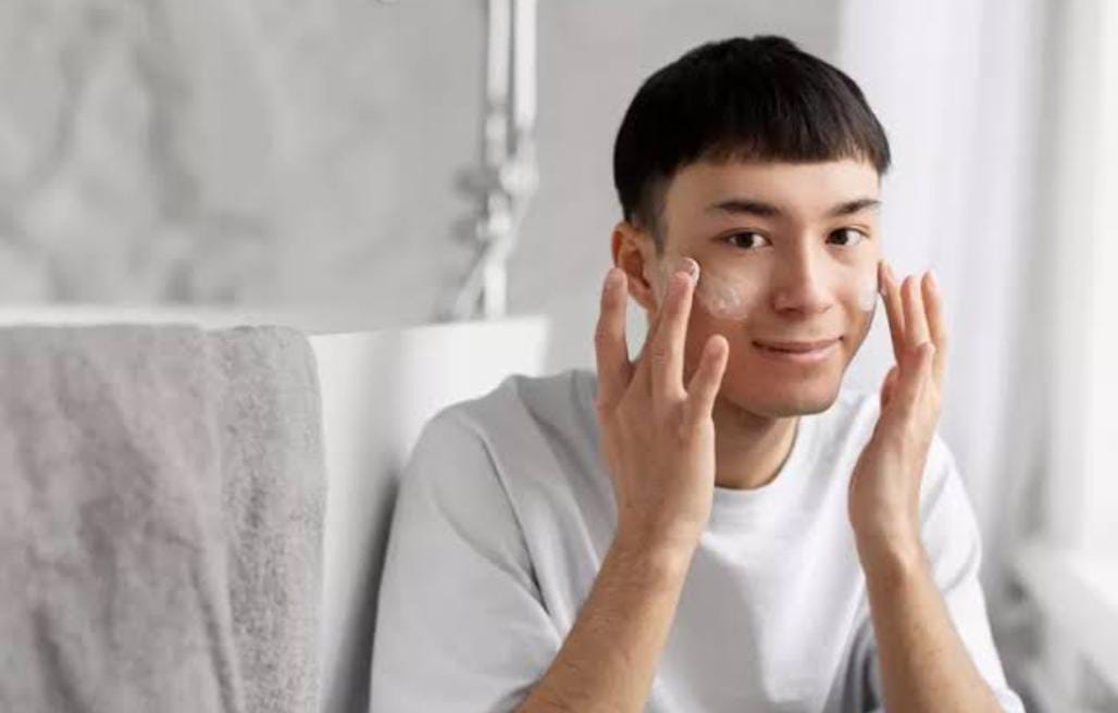 Ingin Wajah Glowing, Cowok Jangan Sampai Salah Urutan! Begini Cara Pakai Skincare yang Benar