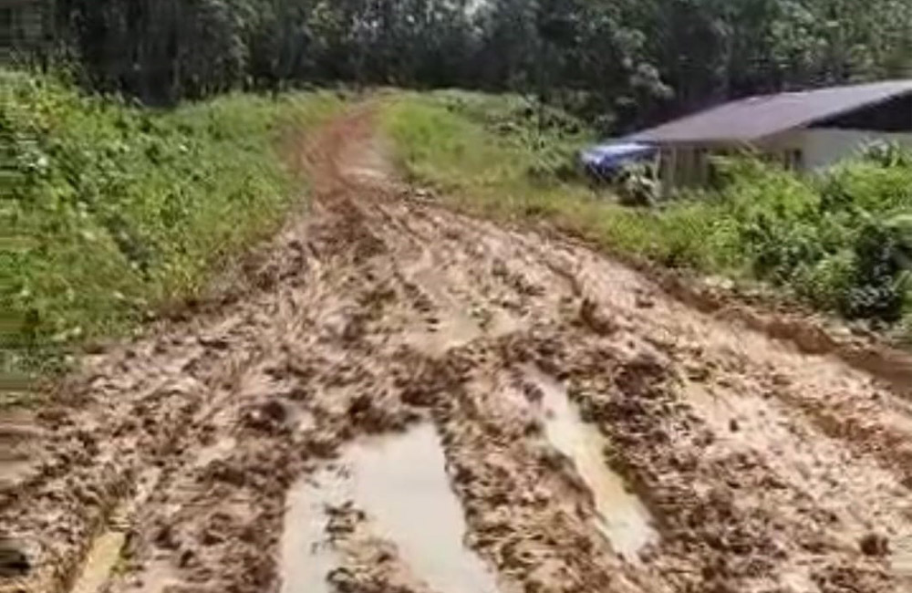 Program Karya Bakti, TNI dan Pemda Benahi Jalan Permukiman KM 40 Desa Tanjung Kemenyan