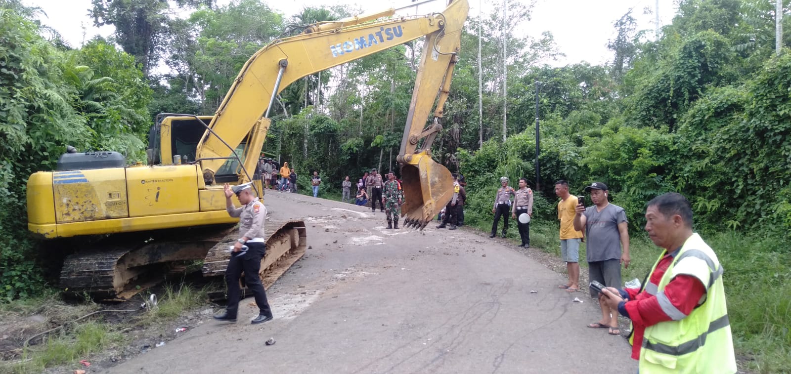 Mobil Terperosok Sudah di Evakuasi, Jalan Lintas Tengah Sudah Bisa Dilewati