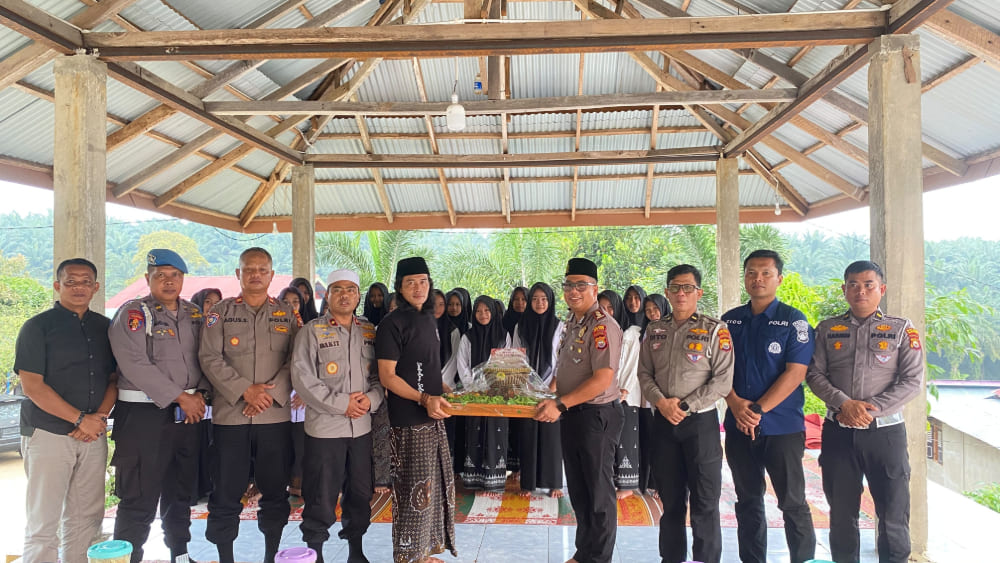 Kapolres Mukomuko Sambangi Pesantren AFNA, Bawa Tumpeng di Hari Santri
