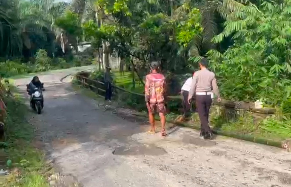 Polisi Pasang Pengaman Darurat di Jembatan Mumbang II, Camat Desak Perbaikan 