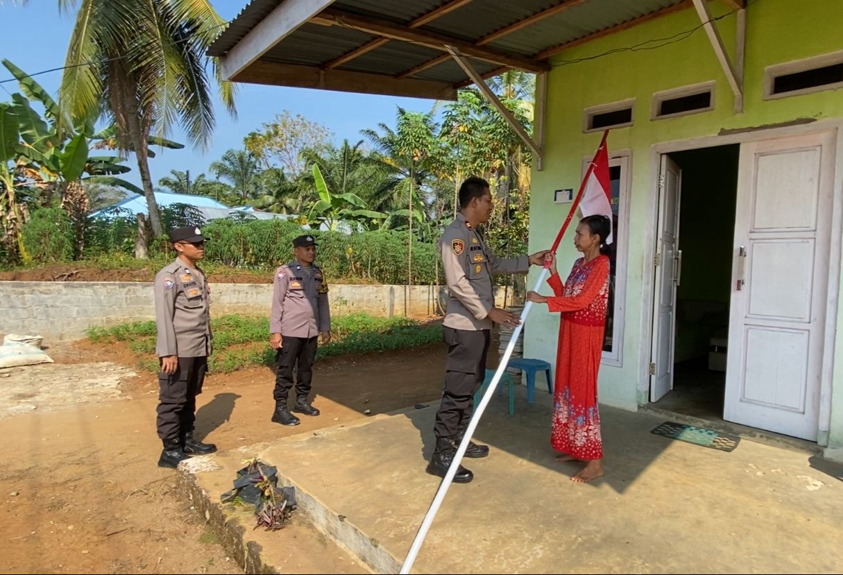 Ciptakan Rasa Nasionalisme, Polsek Padang Jaya Bagikan Bendera Merah Putih Kepada Masyarakat