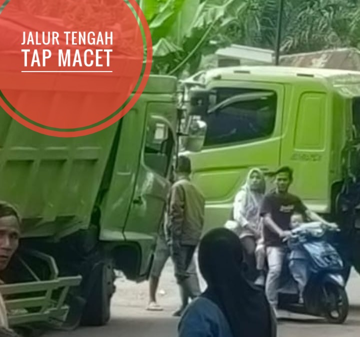 Sempat Macet Karena Truk Gagal Menanjak, Jalan Tengah Kembali Bisa Dilalui Kendaraan