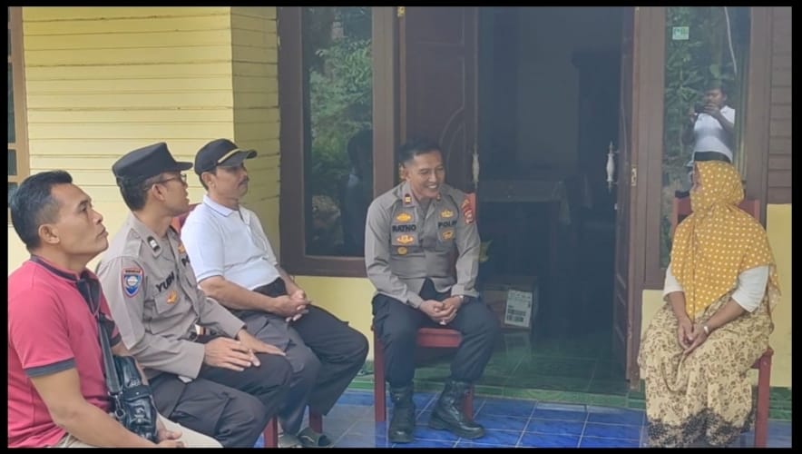 Implementasi Keteladanan, Polsek Padang Jaya Berbagi dengan Masyarakat
