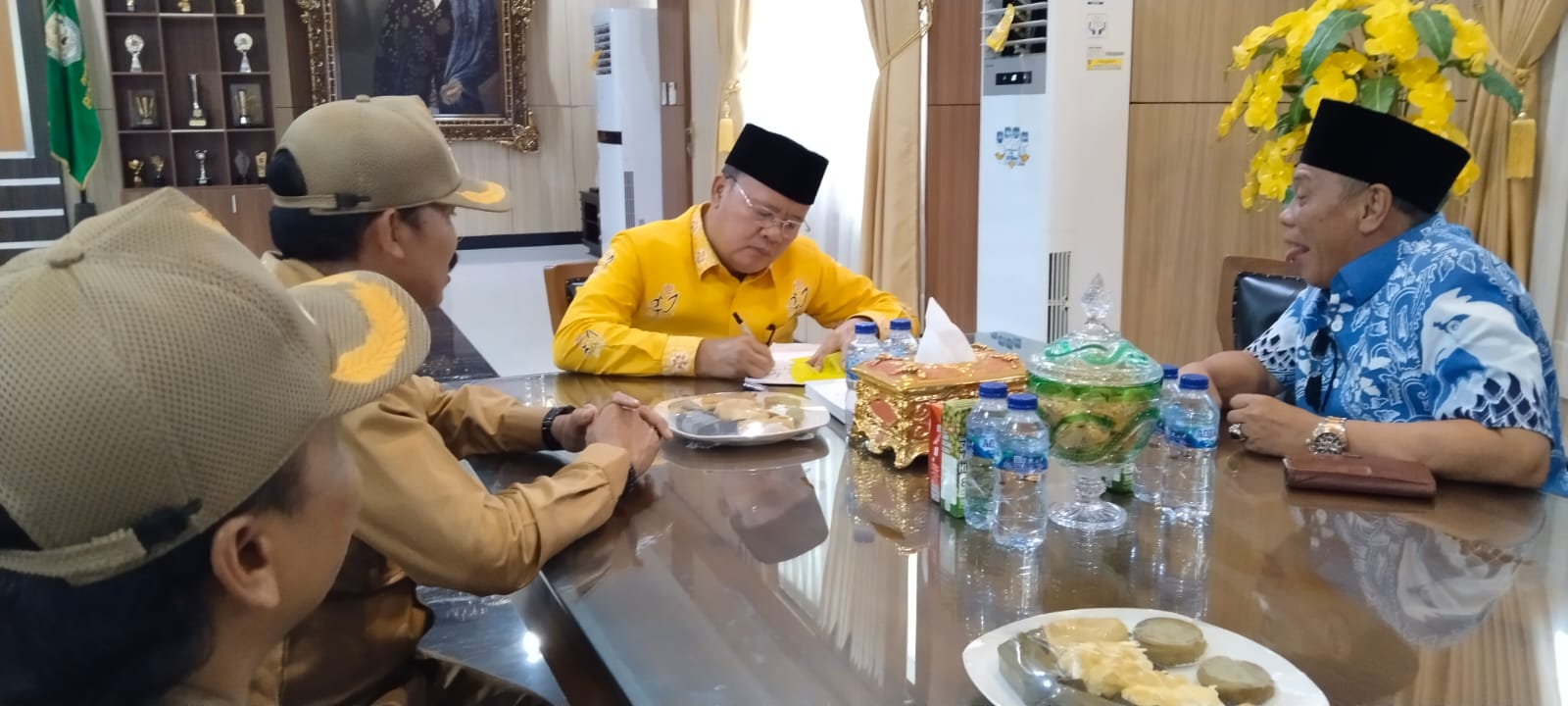 Didampingi Dewan Provinsi dan Ketua APDESI, Pemdes Pondok Bakil Usulkan Pembangunan Jalan ke Gubernur