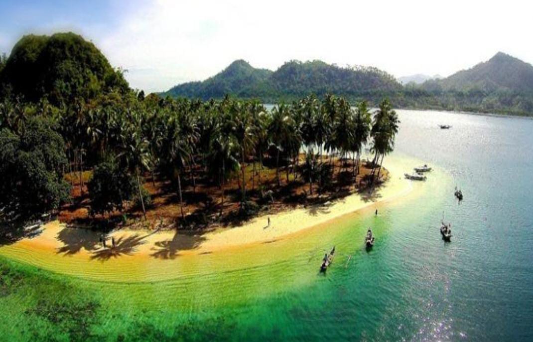 Rekomendasi 5 Pulau Eksotis Tak Berpenghuni di Indonesia yang Cocok untuk Tempat Liburan Bernuansa Alam