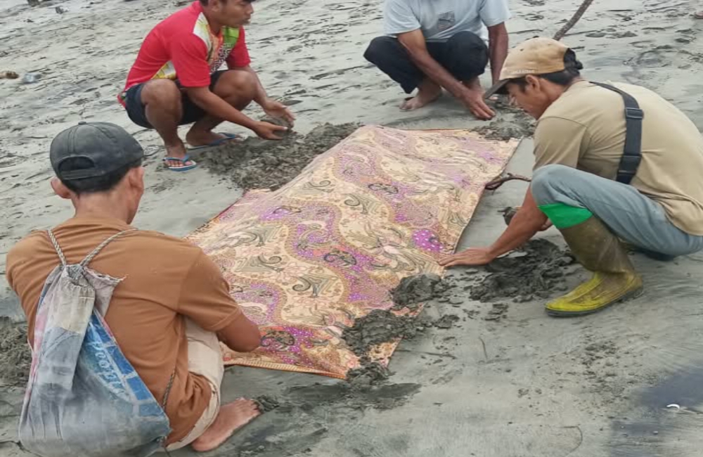 Geger! Mayat Pria Tanpa Baju Ditemukan di Pantai Rawa Bangun SP10