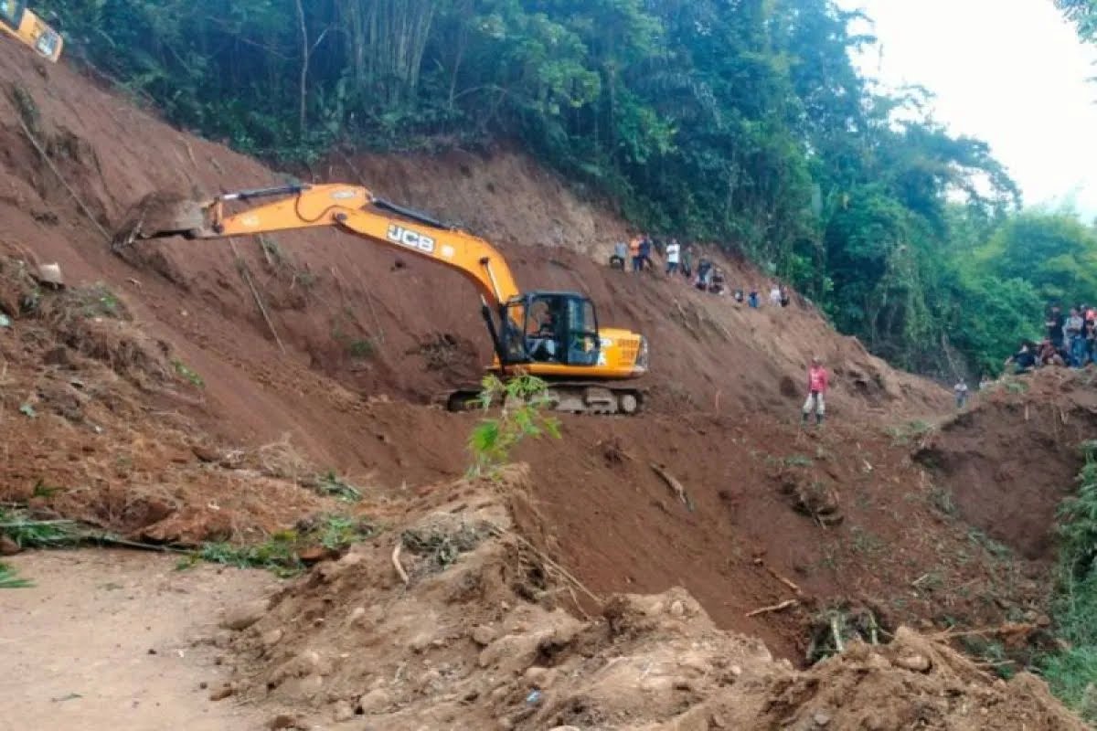 Jalan Curup-Lebong Amblas, Penumpang Supir Travel Harus Ganti Mobil untuk Melintas 