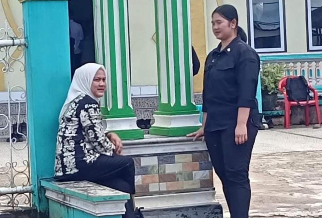 Kesederhanaan Iriana Jokowi, Ibu Negara yang Bikin Galfok Saat Menunggu Presiden Jokowi Shalat Jumat