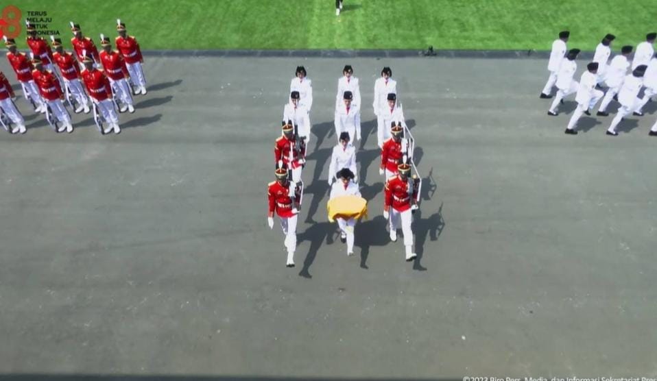 Sepatu Lepas Sebelah, Lilly Wenda Pembawa Baki Bendera Merah Putih di Istana Tetap Tenang