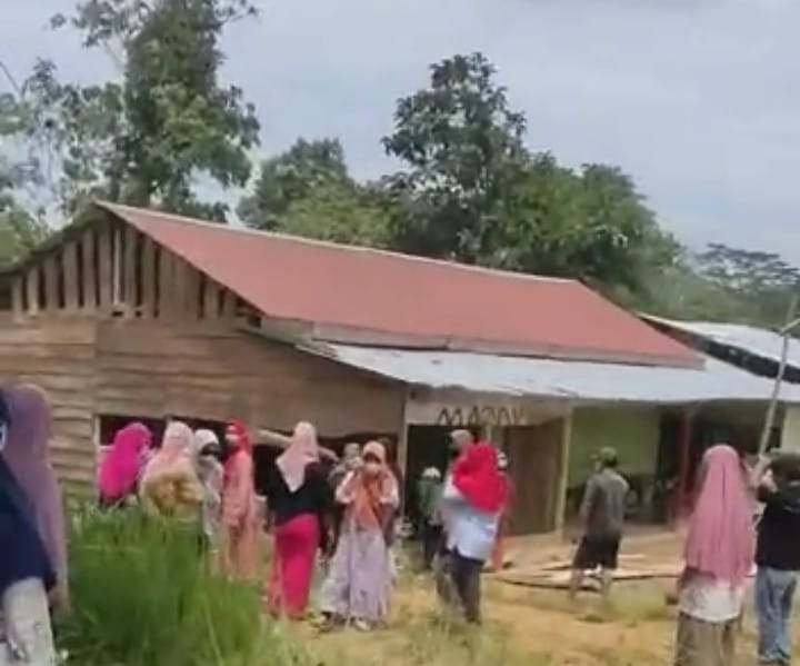 Diduga Tempat Prostitusi, IRT di Ketahun Bongkar Paksa dan Bakar Warung Remang-Remang