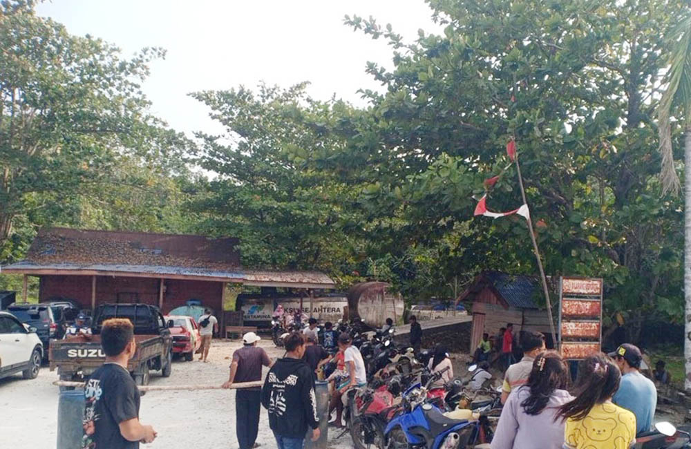 Dua Minggu BBM 1 Harga Kosong, Antrean Mengular di SPBU Pulau Enggano
