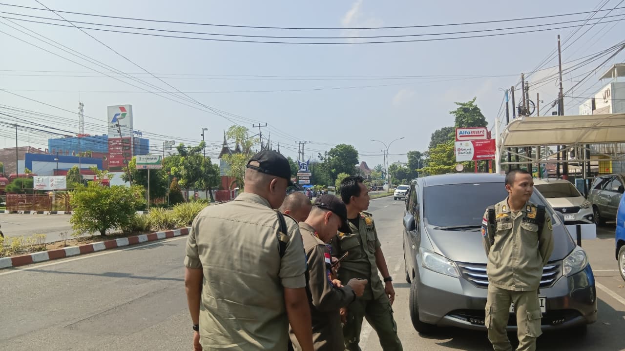Satpol PP Kota Tertibkan Kendaraan di Two K Azana Style Hotel