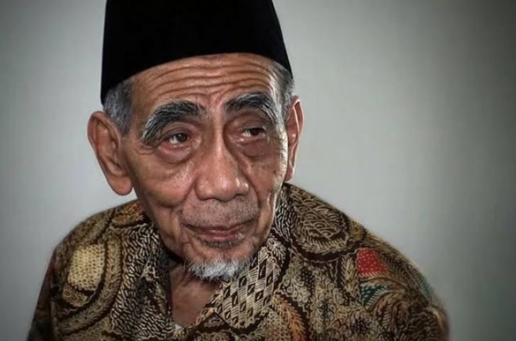 Sebelum Wafat, Mbah Moen Ungkah Kisah kelahirannya, 3 Kyai Ludahi Air di Gelas yang Diminum Sang Ibu