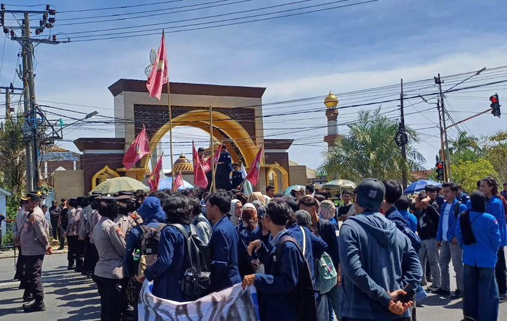 Tuntut UU TNI Direvisi, Massa Aksi Kecewa Karena DPRD Kosong