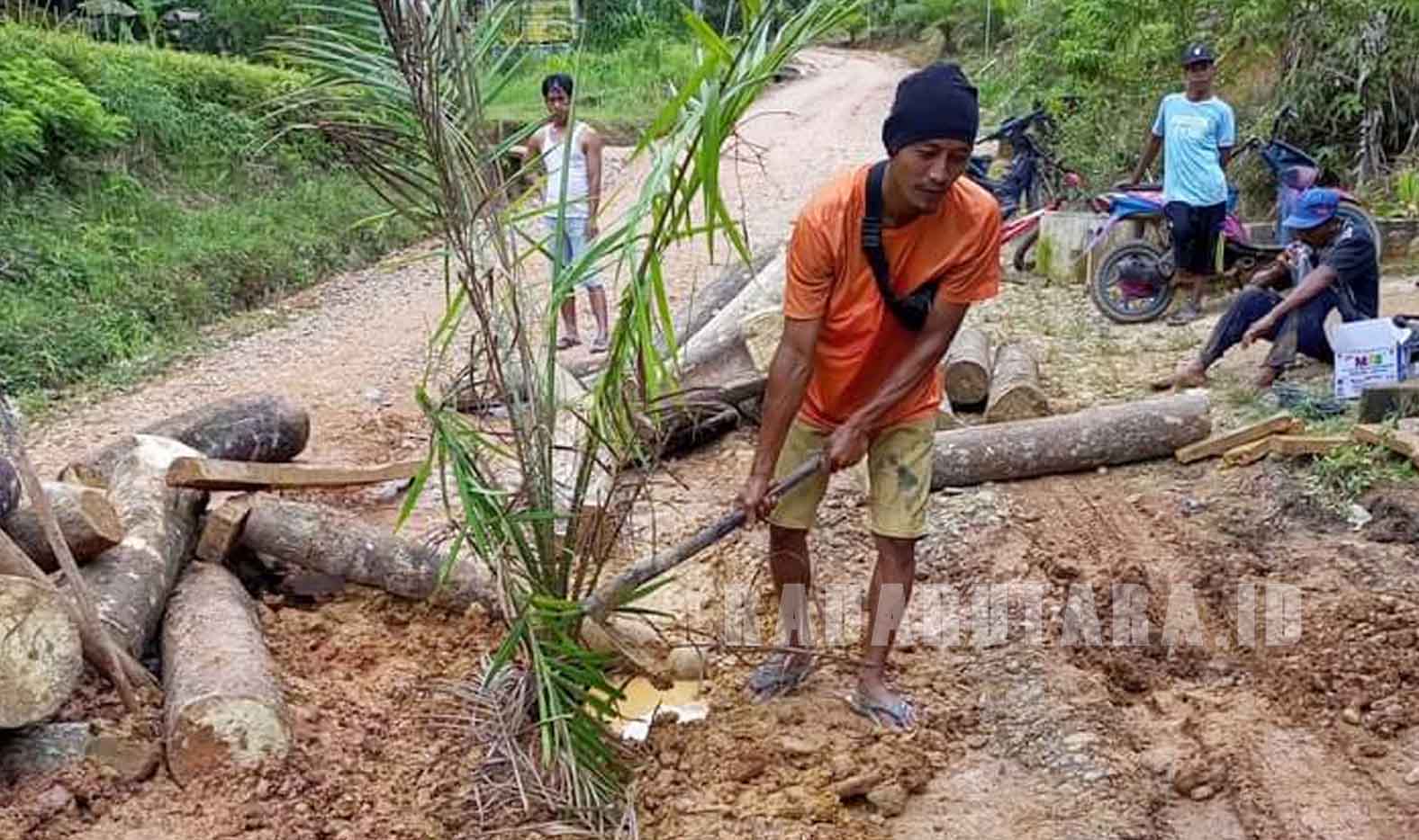 Akses Jalan Karang Pulau - Karang Tengah Diportal Warga