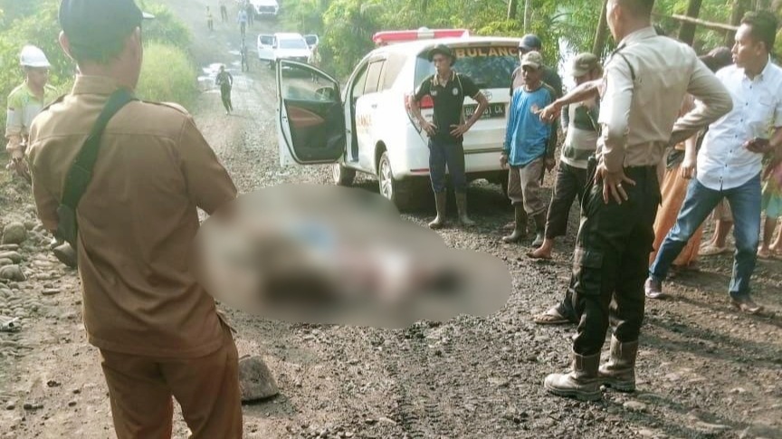 Pulang dari Kantor Desa, Seorang Ibu di Desa Air Sebayur Terlindas Angkutan Batu Bara