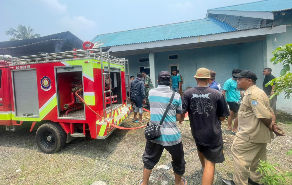 Damkar Dibantu Masyarakat, Gagalkan Kebakaran di Padang Jaya